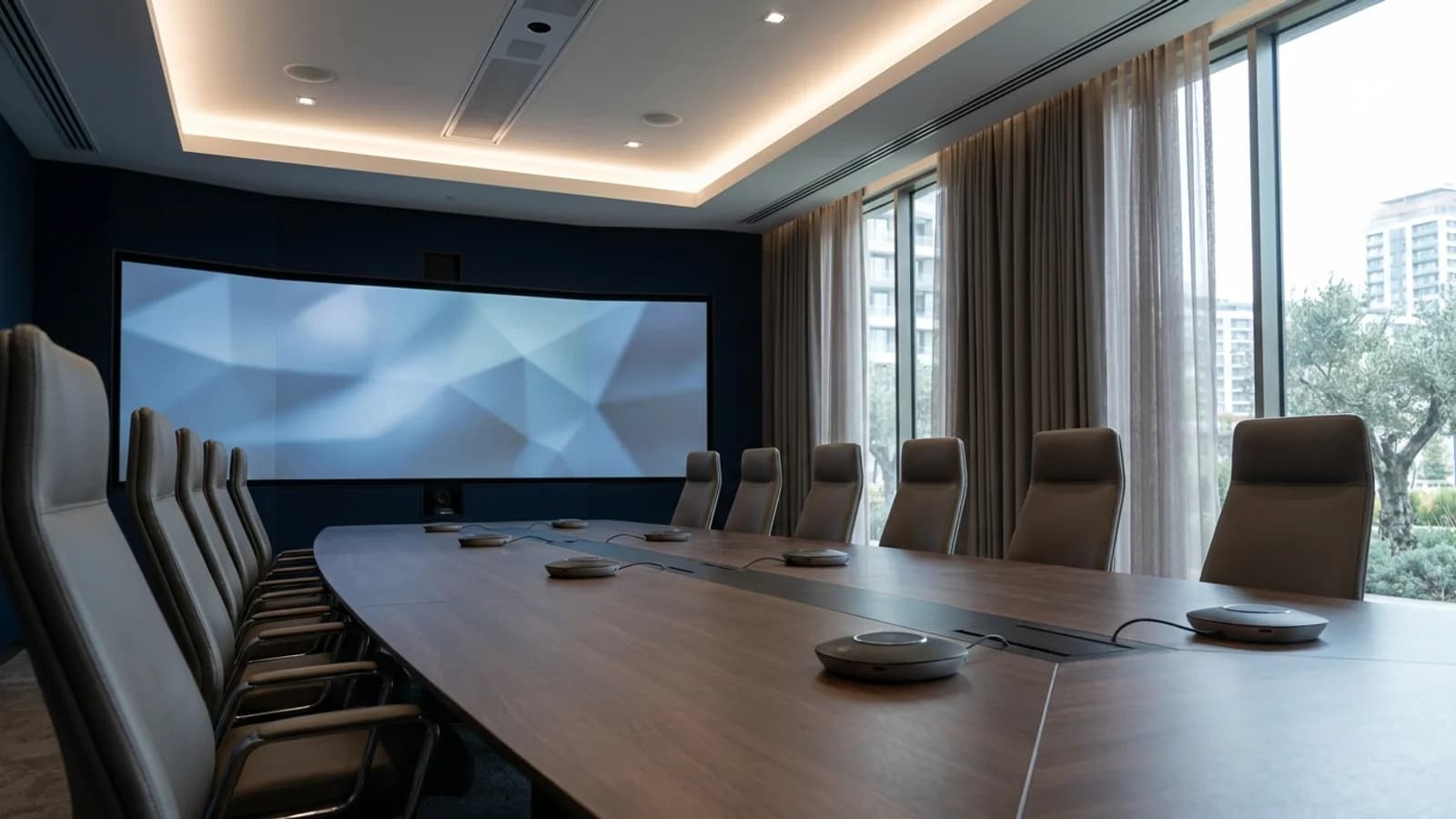 Büyük LED ekran ve profesyonel AV sistemli kurumsal toplantı salonu