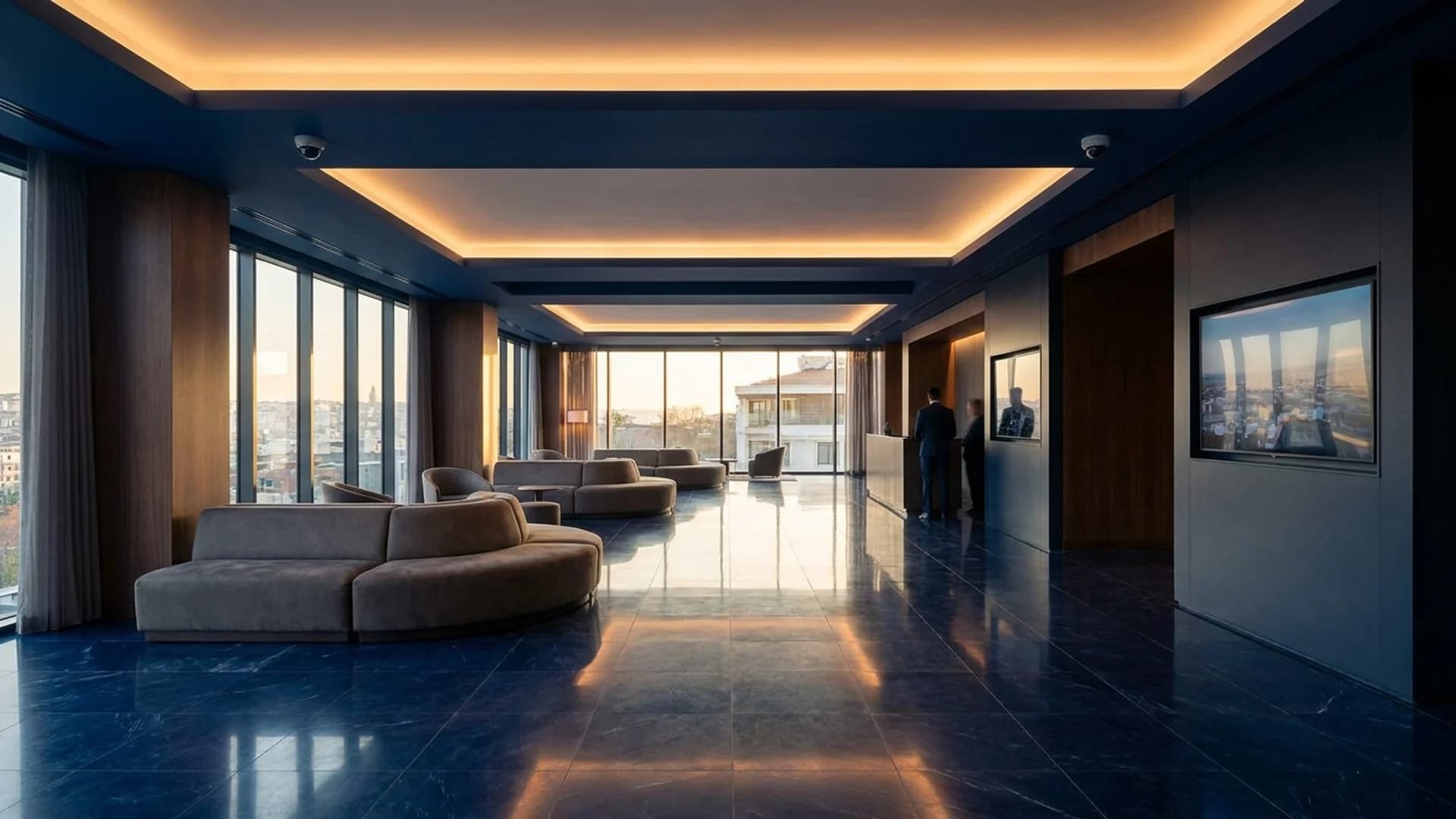 Akşam ışığında modern bir otel binası girişi; entegre güvenlik, otomasyon ve dijital altyapı sistemlerini temsil eden premium mimari