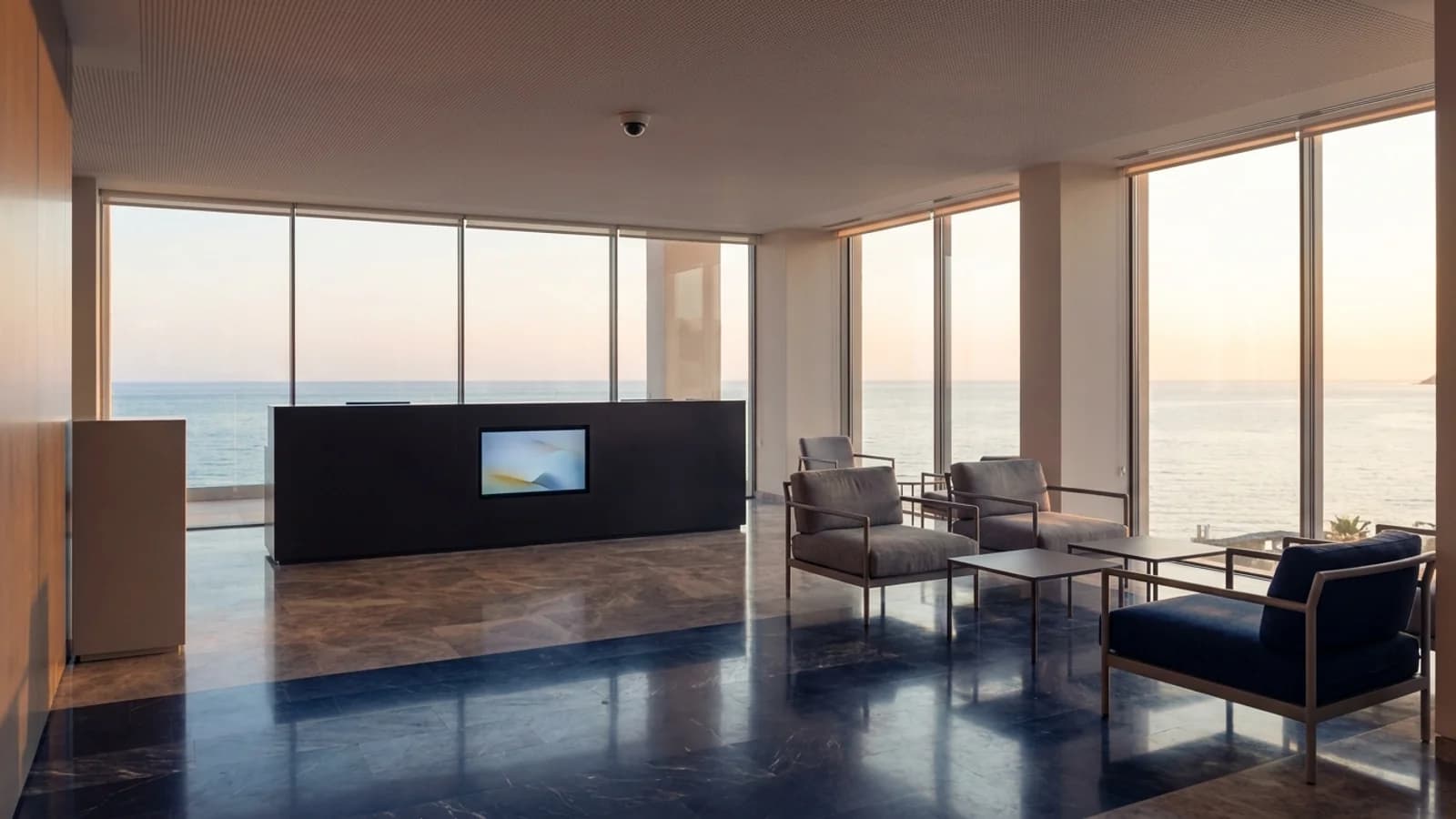 Akşam ışıklandırmalı premium otel girişi